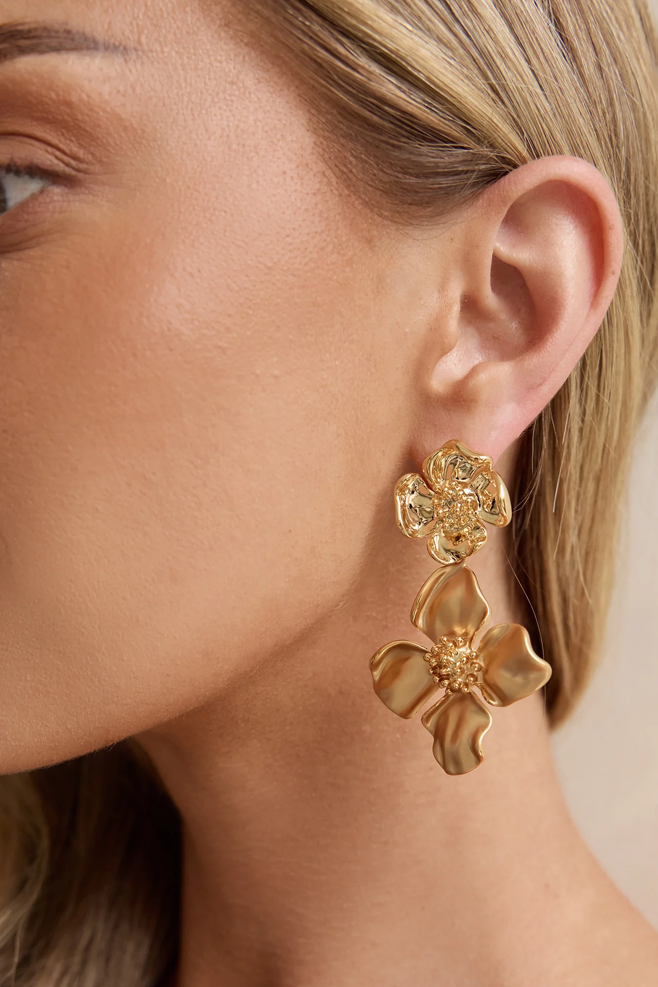 18k Gold Plated Island Flowers Earrings Gold - Image 3