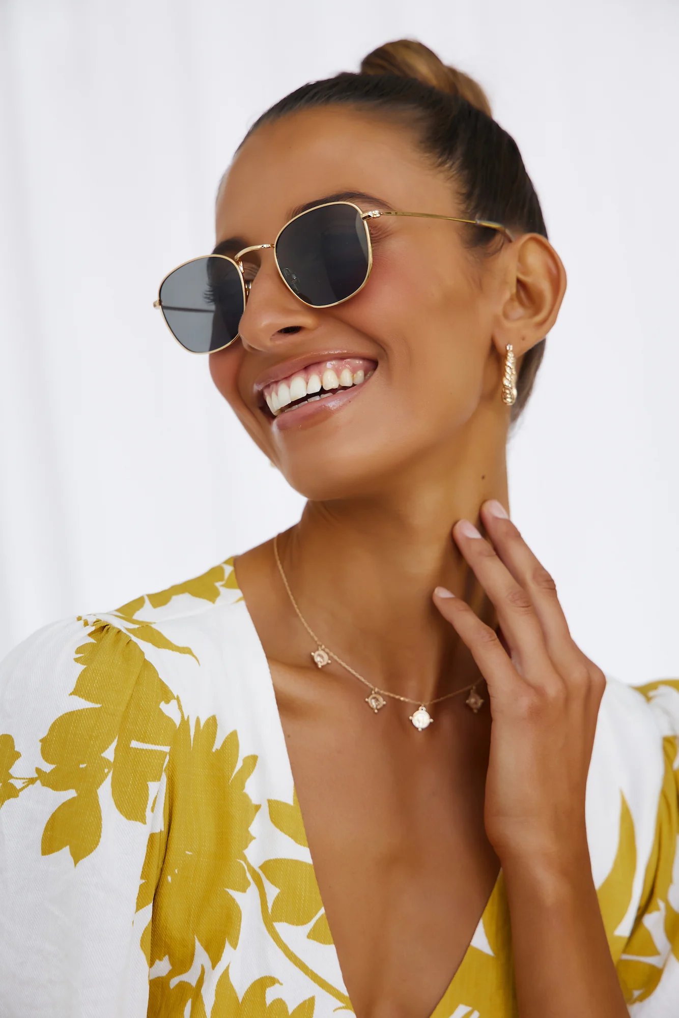 BANBÉ The Turlington Sunglasses Gold Smoke - Image 5