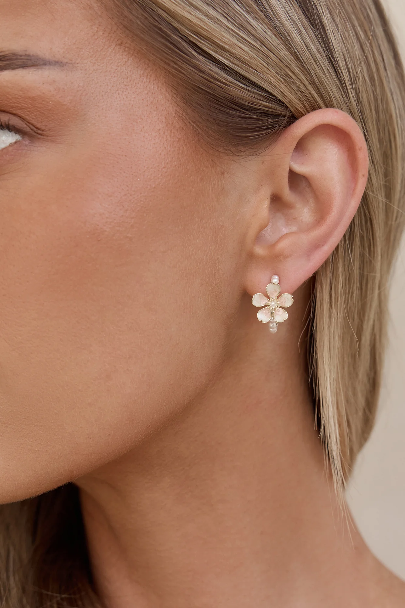Island Whisper Earrings White Gold - Image 2