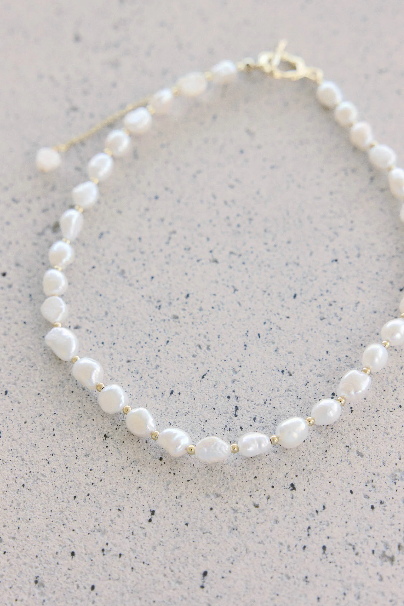 Sand Glow Freshwater Pearl Necklace Gold White - Image 2