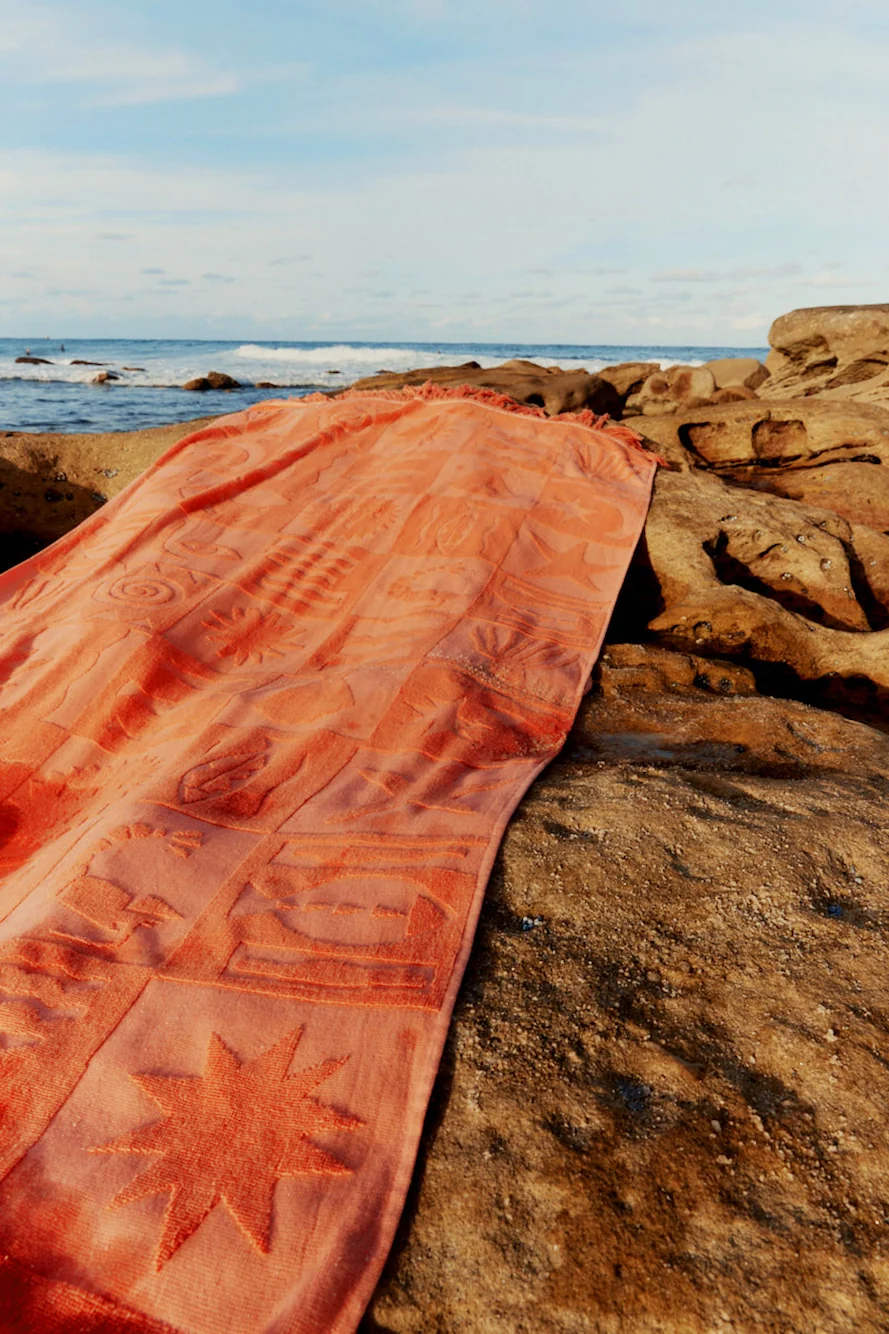 SUNNYLIFE X DAIMON DOWNEY Luxe Towel Coral - Image 4